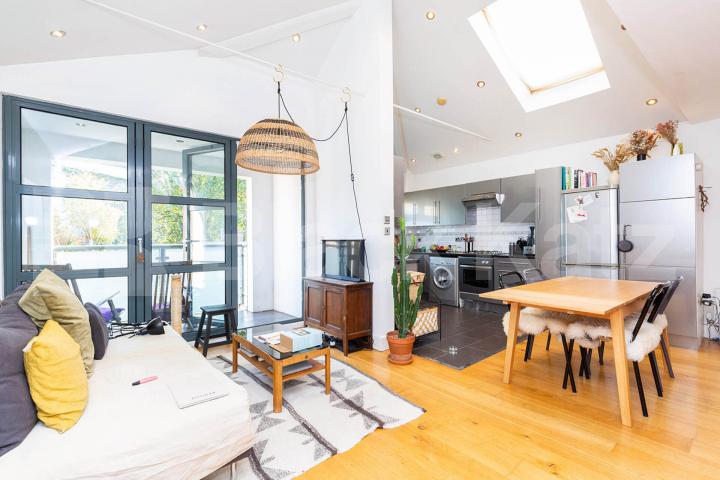 			Private roof terrace, Studio Apartment, 1 bath, 1 reception Apartment			 Bethnal Green Road, BETHNAL GREEN-HACKNEY-LONDON FIELDS